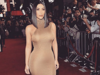 Kim Kardashian z gołą piersią